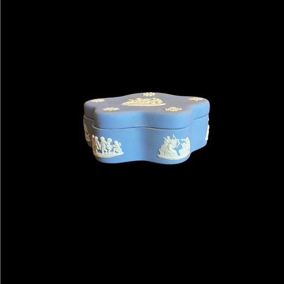 Vintage Wedgwood Blue Jasperware Vanity Trinket Box England 3.75" x 3" x 1.5" - Picture 2 of 10
